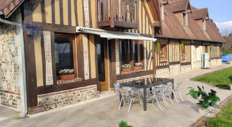 House with garden, patio & barbeque in Lisieux