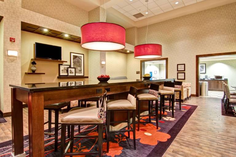Hampton Inn & Suites by Hilton Red Deer — photo 2