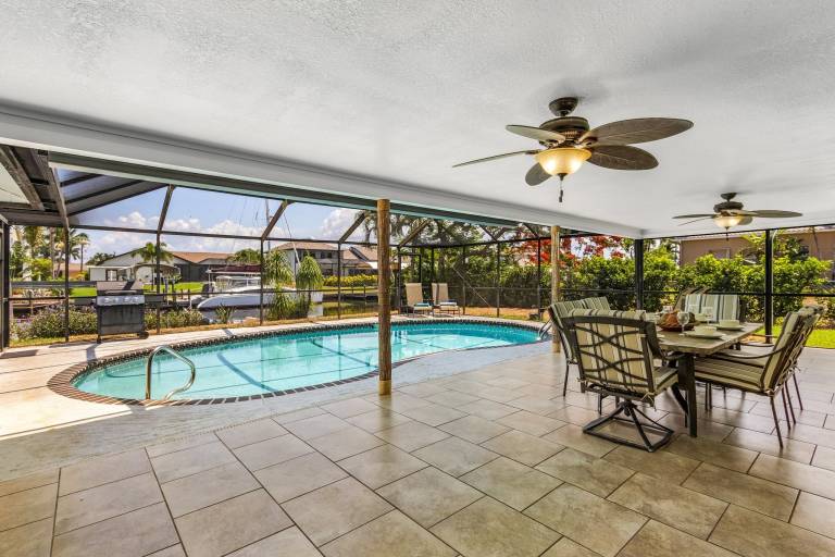 Vacation home with barbeque & private pool | Water view — photo 2