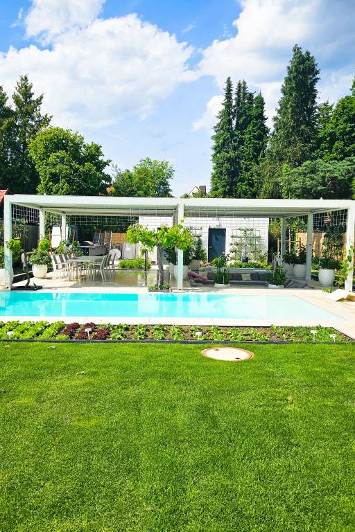 Luxurious large Home Pool Garden Koi Pond