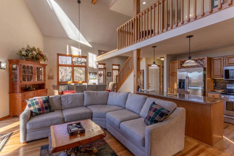 Family-friendly charming vacation home with pool, patio & BBQ | Mountain view | Dogs allowed — photo 3