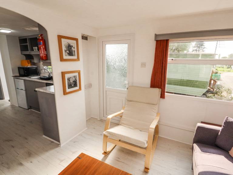 Cottage with garden — photo 5