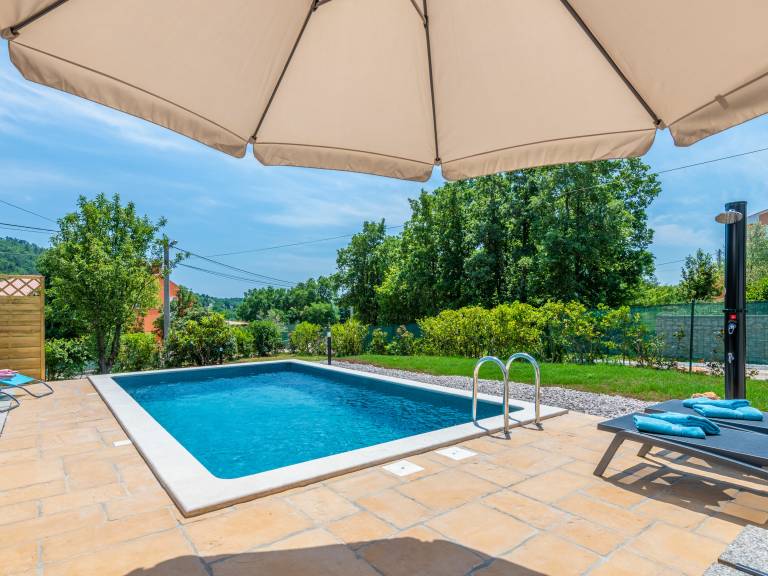 Rental with terrace, garden & pool | Pool view — photo 5