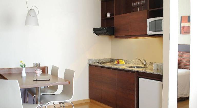 Serviced apartment with garden, patio & hot tub | Perfect for remote work — photo 4