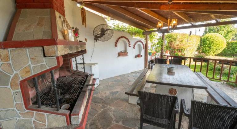 Rental apartment with BBQ & yard — photo 4