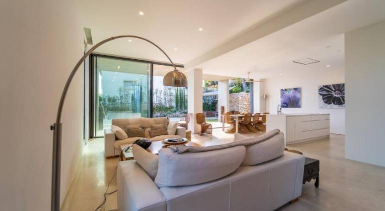 Beautiful villa with private pool, BBQ & patio | Pet-friendly — photo 3