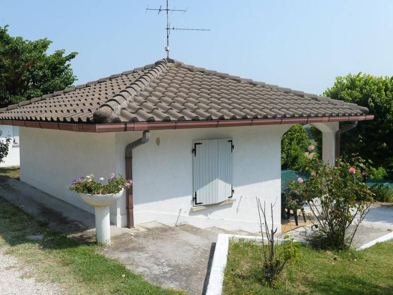 Bungalow with pool & patio — photo 4