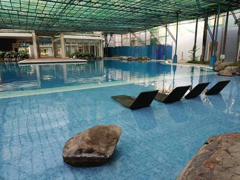 Apartment with pool & yard | City view in Makati