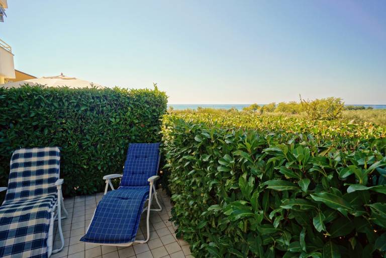 Apartment with barbecue & patio | Beach view — photo 3