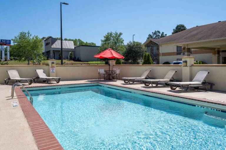 Days Inn & Suites by Wyndham Commerce — photo 3