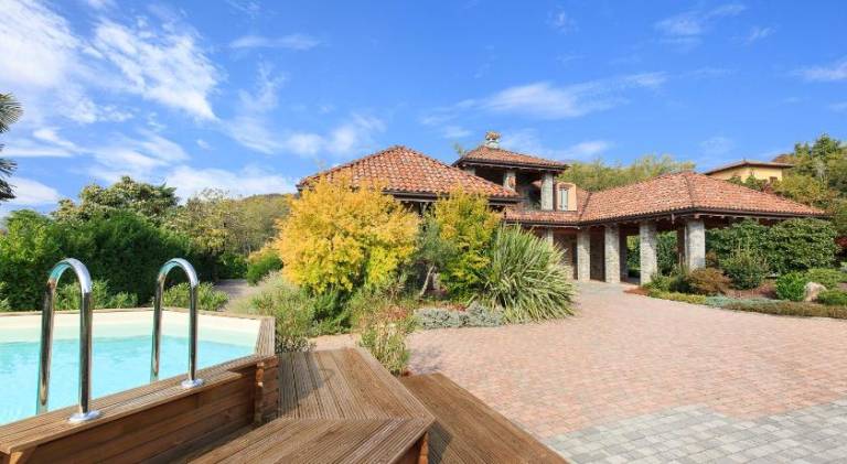 Villa with hot tub & pool — photo 5