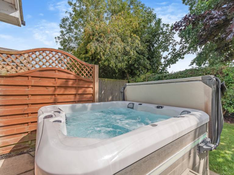 Children-friendly beautiful cottage with jacuzzi | River view | Pet-friendly in Bridlington