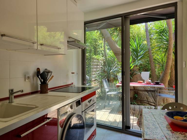 Holiday apartment with barbeque & garden | Garden view — photo 3