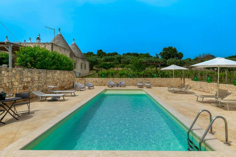 House with yard, pool & patio in Locorotondo
