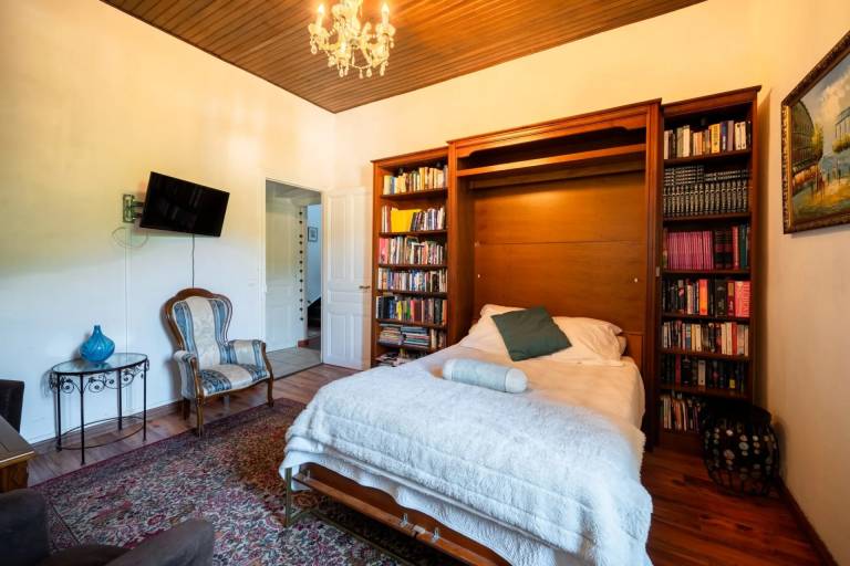 “Chopin” Apartment with Mountain View, Shared Pool, and Wi-Fi — photo 4