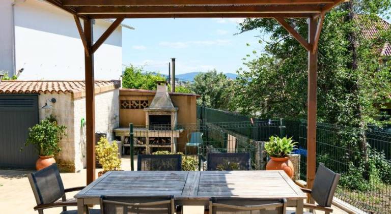 Rental apartment with patio, yard & grill — photo 3