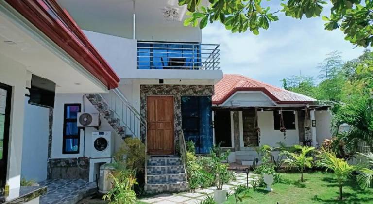 Villa with BBQ, patio & garden | Next to the beach | Suitable for remote work | Pets allowed in Daanbantayan