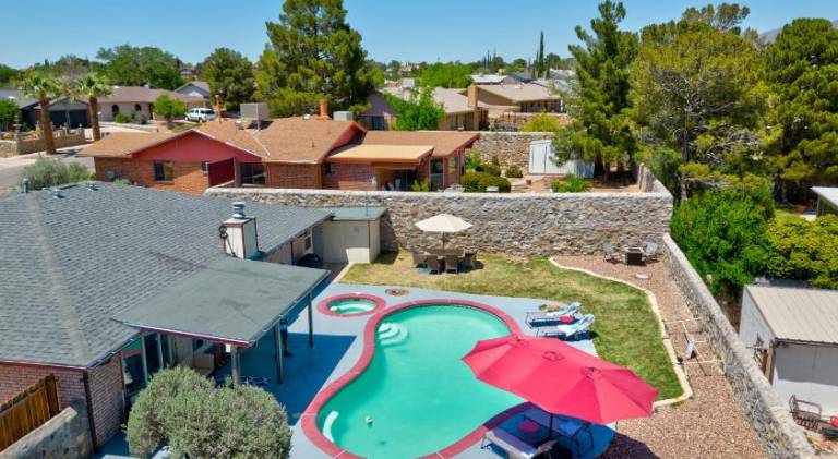 House with pool & hot tub — photo 4