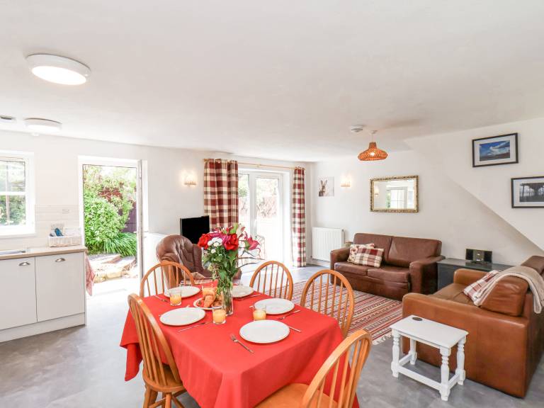 Cottage with yard | Beach view — photo 4