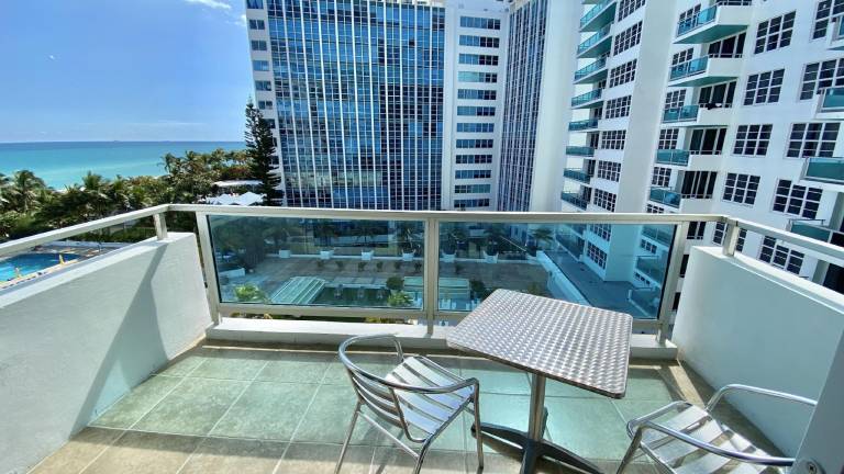 Serviced apartment with garden, terrace & pool — photo 3