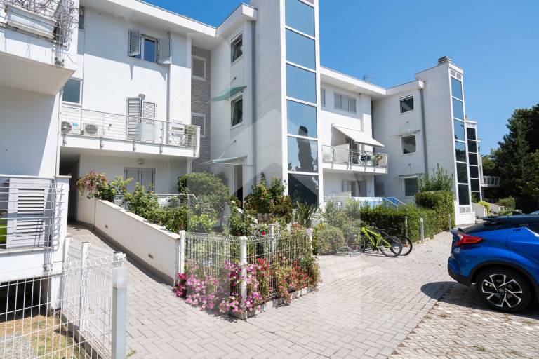 Holiday apartment with pool & terrace | Water view | Next to the beach | Pets allowed — photo 3