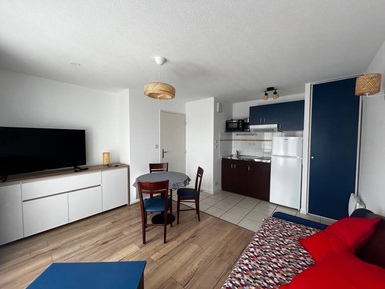 Apartment with pool — photo 4