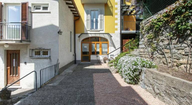 Holiday apartment with yard — photo 3