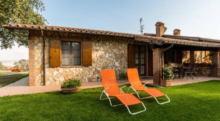 Lovely farm with barbeque, yard & patio | Pets allowed — photo 2