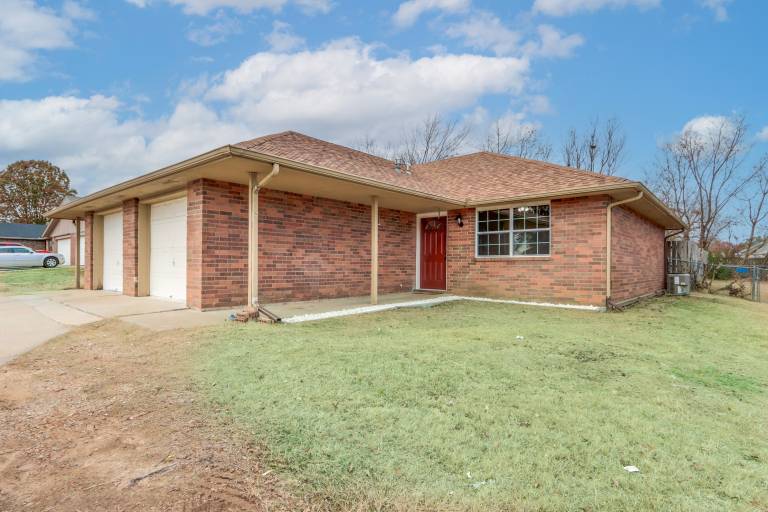Home w/ Fenced Yard Near Dtwn Rogers! — photo 4