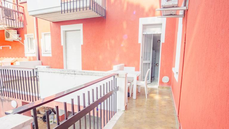 Apartment with patio, garden & pool | City view — photo 2
