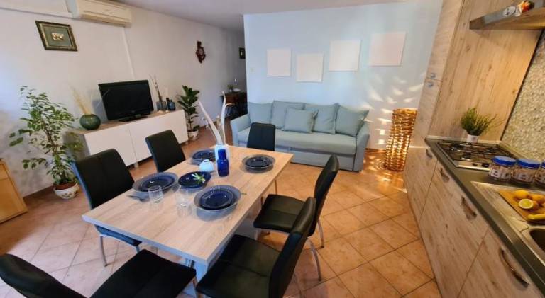 Holiday apartment with terrace, yard & barbeque — photo 2