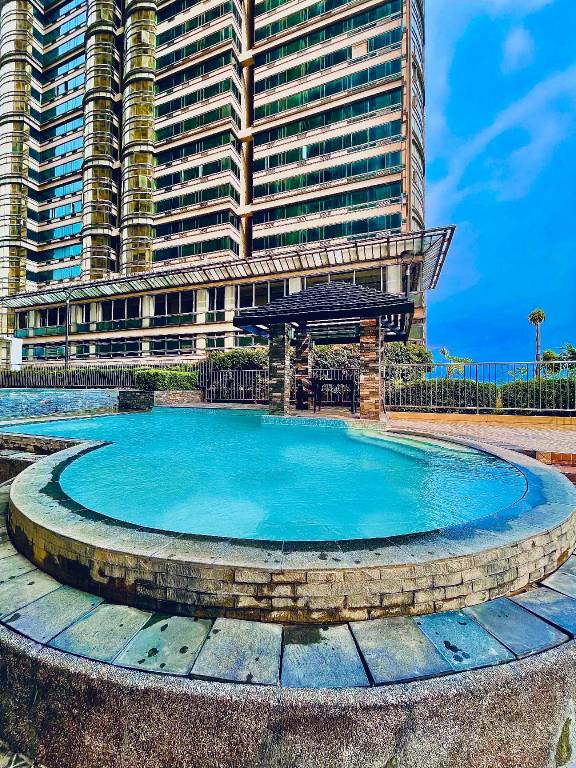 Apartment with pool & yard in Manila