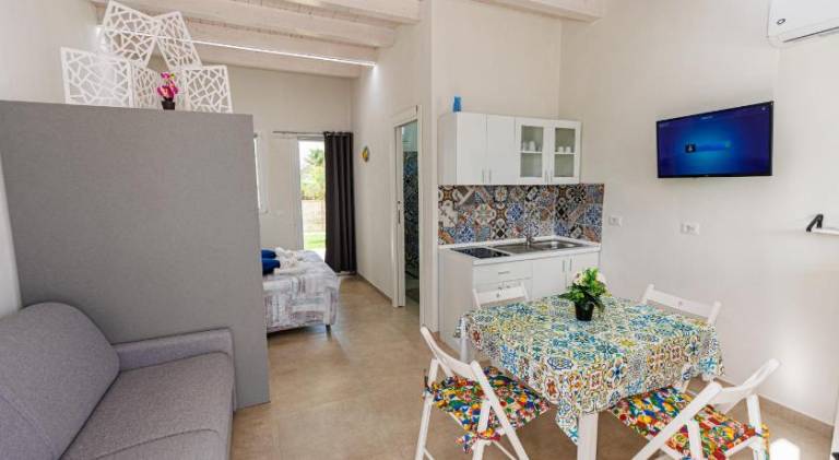 Serviced apartment with jacuzzi, garden & private pool — photo 2