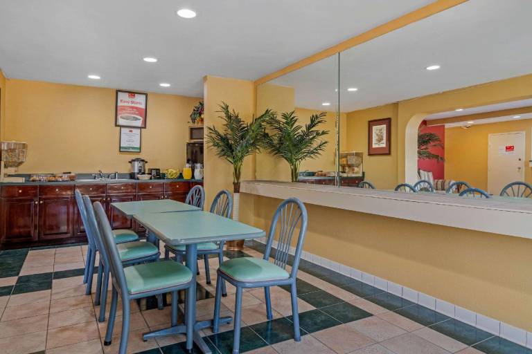 Econo Lodge Union City - Atlanta South — photo 4