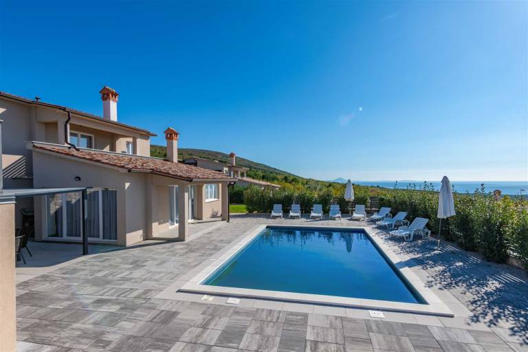 Villa with barbeque, yard & patio | Pool view — photo 4
