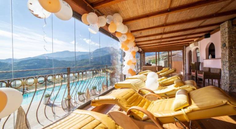 Beautiful serviced apartment with pool, hot tub & yard | Dogs allowed — photo 3