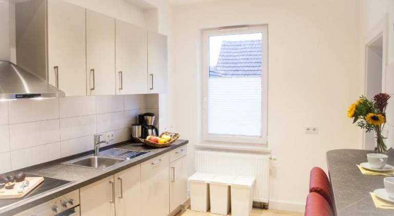 Serviced apartment with patio & yard — photo 4
