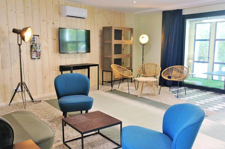 Apartment with patio — photo 4