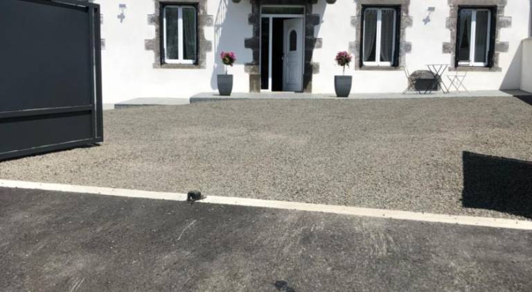 Apartment with BBQ, patio & yard in Riom