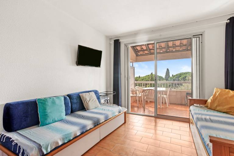 Holiday apartment with terrace, fast internet & pool | Beach view — photo 5
