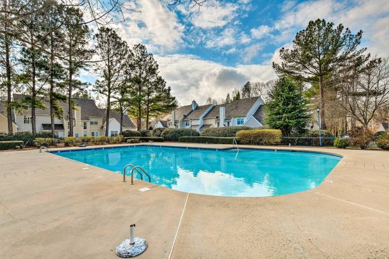 Chic Charlotte Townhome w/ Community Pool — photo 3