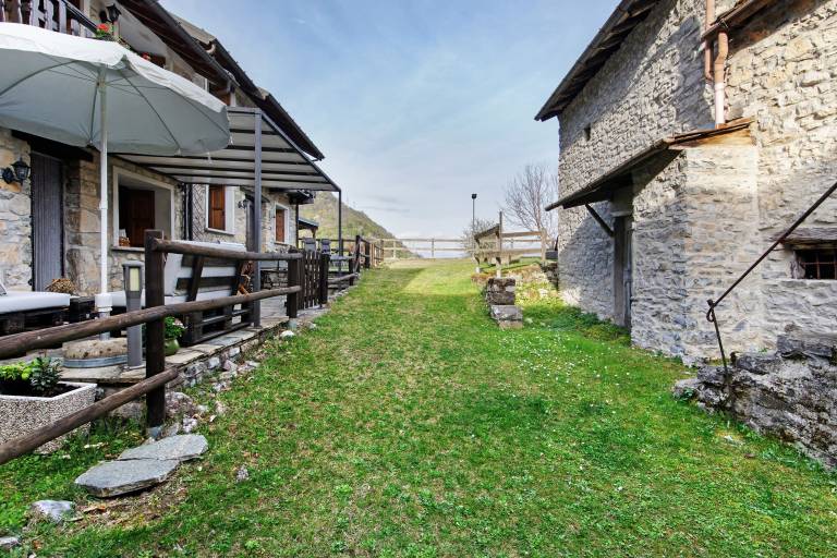Holiday Home 'Between Lake and Mountains' with Lake View, Private Terrace & Wi-Fi in Centro Valle Intelvi