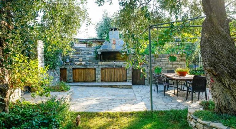 Vacation home with yard, terrace & barbeque — photo 5