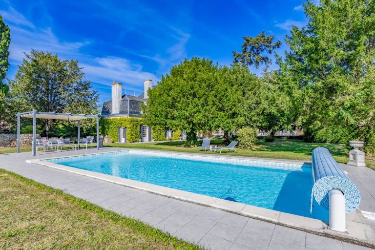 Villa with garden, private pool & patio in Bressuire