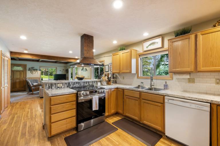 Mountain Joy - Pet Friendly - Hot Tub - River access - Trail system - Yard games - Canoe — photo 3