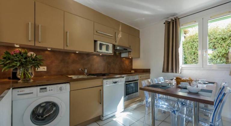 Child-friendly serviced apartment with pool, yard & terrace | Pet-friendly — photo 2