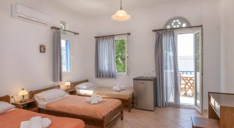 Holiday apartment with terrace in Tinos