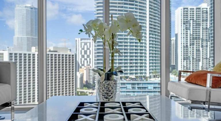 Spacious rental apartment with pool | Near Bayfront Park | Pets are welcome — photo 4