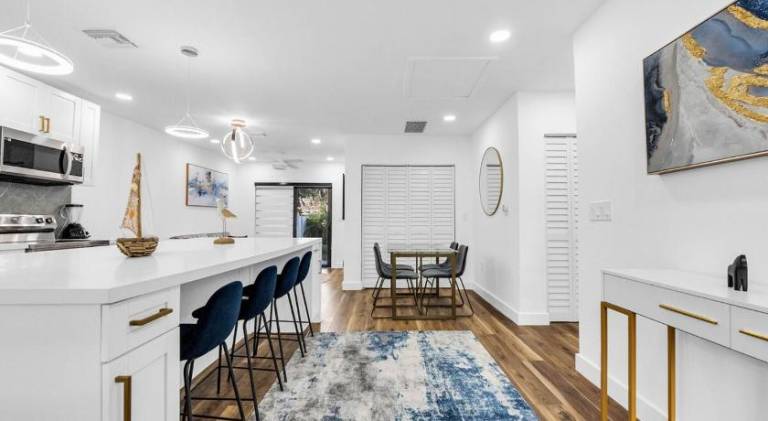 Modern Home with large private yard - Next to downtown & beach & airport - Pet friendly in Melrose