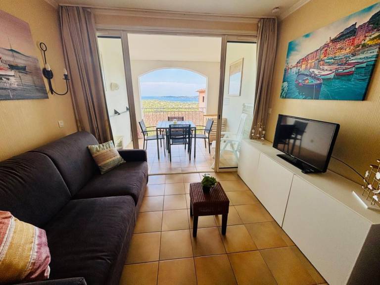 Fully equipped wonderful apartment with heated pool, yard & patio | Pet-friendly in Grimaud